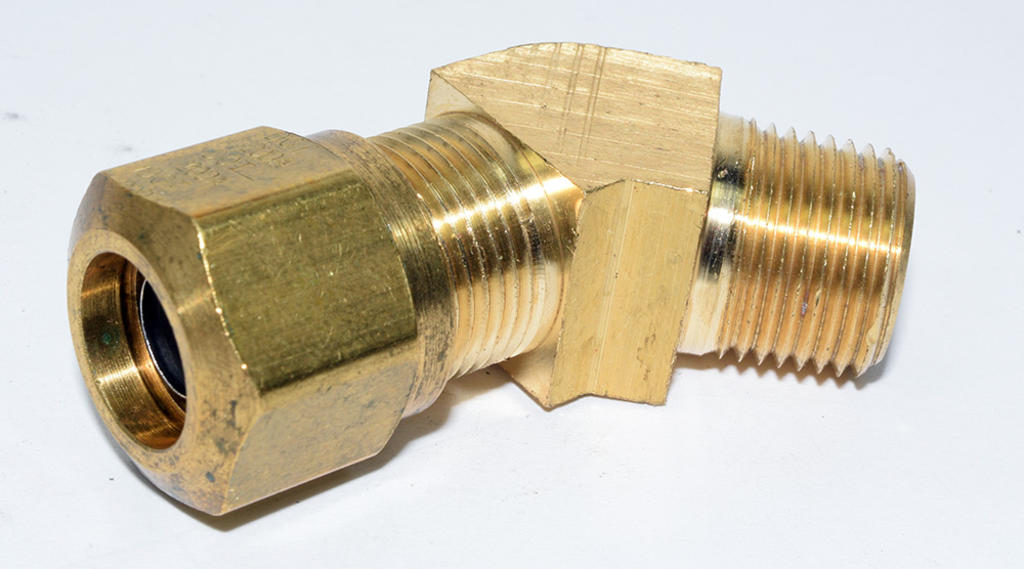 BRASS AIR BRAKE 45DEG MALE 3/8TUBEX1/2MPT